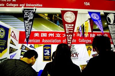 美國(guó)放寬對(duì)中國(guó)學(xué)生的簽證制度，不再受獎(jiǎng)學(xué)金限制