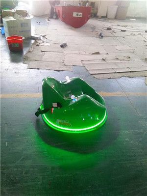 廣場(chǎng)漂移電瓶碰碰車與閃光彩燈飛碟碰碰車 中國制造的娛樂新寵